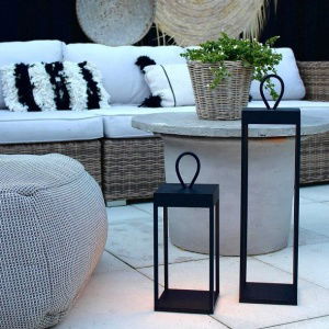 Lucerna-30-50-batteri-lanterner-sort-LOOM-Design-credit-Kirsten-Skovbon-photo-styling-1.w610.h610.fill