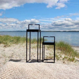 Lucerna-Solar-Hybrid-lanterne-sort-LOOM-Design-miljoebilled-Credit-Kirsten-Skovbon-photo-and-styling-1.w610.h610.fill