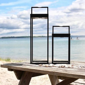 Lucerna-Solar-Hybrid-lanterne-sort-LOOM-Design-miljoebilled-Credit-Kirsten-Skovbon-photo-and-styling-4.w610.h610.fill