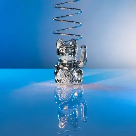 Τυχερή Γάτα Γυαλιστερό Ασημί 8.5×10.5x15cm